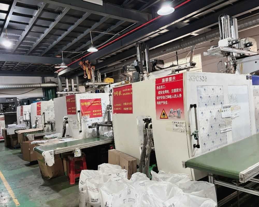 Injection molding machines are produced in a 24-hour production workshop